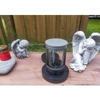 Einzigartige Grablaterne Mit Farbverlauf, Aluminium, Schwarz - Silber Glänzend, Grablicht, Grablampe, Rund, Grableuchte, Friedhofslicht Einzigartige Grablaterne Mit Farbverlauf, Aluminium, Schwarz - Silber Glänzend, Grablicht, Grablampe, Rund, Grableuchte, Friedhofslicht von Onlinehandel61