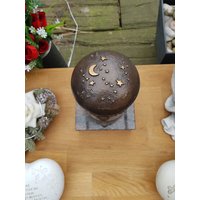 Mond Und Sternen, Grablaterne, Bronze, Braun, Schwere Ausführung, Glas, Grablicht, Grablampe Mond Und Sternen, Grablaterne, Bronze, Braun, Schwere Ausführung, Glas, Grablicht, Grablampe von Onlinehandel61