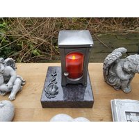 Rose, Aluminium, Grablampe Mit Granitsockel, Grableuchte, Grablicht, Grabschmuck, Kerze, Friedhofslicht, Grau, Garantie, Silber Rose, Aluminium, Grablampe Mit Granitsockel, Grableuchte, Grablicht, Grabschmuck, Kerze, Friedhofslicht, Grau, Garantie, Silber von Onlinehandel61