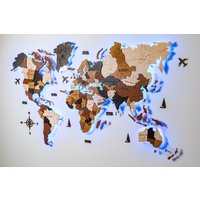 Hölzerne Weltkarte 3D Led Push Pin Reise Wandkunst von OnlyCraftUA