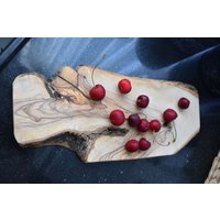 Olivenholz Platte Schneidebrett, Servierplatte, Naturholz Geschenk, Handgemachtes Käsebrett von OnlyNaturalStuff