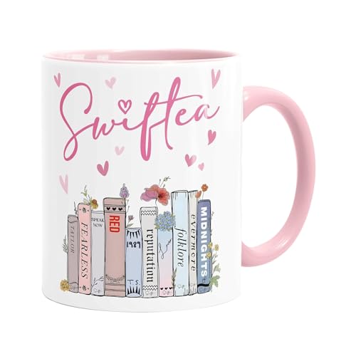 Swiftea Tasse Kaffeetasse mit Spruch Tasse Bücherregal Album Design Tasse Musik Fan Swiftea Geschenk Personalisiert mit Namen Best of Album Geschenkidee Geschenk für Tochter Freundin Swiftea Tasse Kaffeetasse mit Spruch Tasse Bücherregal Album Design Tasse Musik Fan Swiftea Geschenk Personalisiert mit Namen Best of Album Geschenkidee Geschenk für Tochter Freundin von Onperpoe