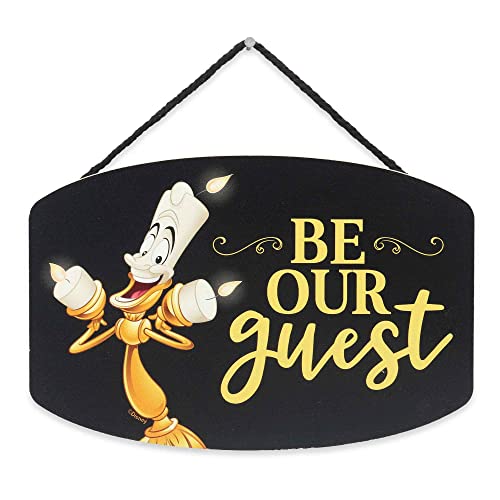 Disney Die Schöne und das Biest Lumiere Be Our Guest Hängende Holz-Wanddekoration – lustiges Schild für Gästezimmer oder Eingangsbereich von Open Road Brands