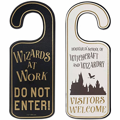 Open Road Brands Harry Potter Doppelseitige, wendbare Holz-Türhänger – Zauberer bei der Arbeit und Hogwarts Vistors Willkommen von Open Road Brands