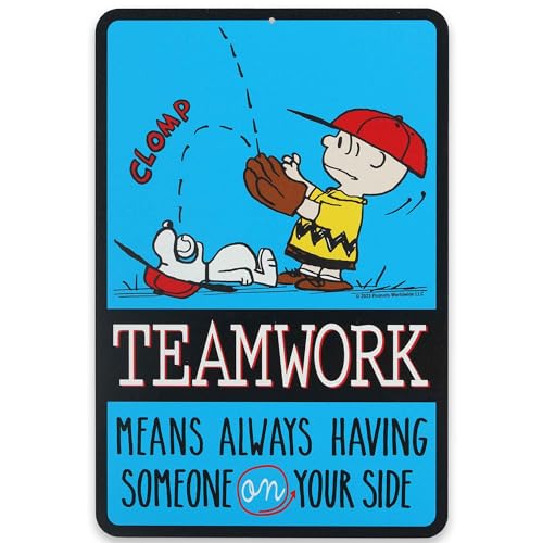 Peanuts Charlie Brown und Snoopy Baseball Teamwork Metallschild – lustiges Charlie Brown Schild für Kinderzimmer oder Klassenzimmer von Open Road Brands