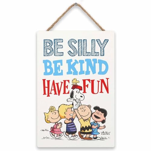 Peanuts Gang Be Silly Be Kind Have Fun Hängende Holz-Wanddekoration – Entzückendes Snoopy-Schild für Kinderzimmer oder Klassenzimmer von Open Road Brands