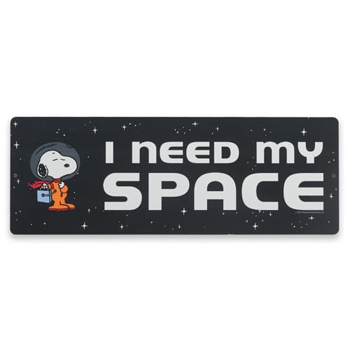 Peanuts Snoopy I Need My Space Metallschild – lustiges Weltraum-Snoopy-Schild für Kinderzimmer oder Klassenzimmer von Open Road Brands