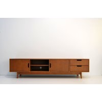 Mid Century Medienkonsole/Fernsehständer Fernseheinheit Niedriges Sideboard Skandinavisch Design Retro-Konsole von OportoNordico