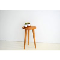 Runder Beistelltisch Aus Massiver Eiche/Couchtisch Wohnzimmertisch Pflanzenständer Dekorativer Holzhocker Tisch Mit Drei Beinen Skandinavisch Retro Runder Beistelltisch Aus Massiver Eiche/Couchtisch Wohnzimmertisch Pflanzenständer Dekorativer Holzhocker Tisch Mit Drei Beinen Skandinavisch Retro von OportoNordico