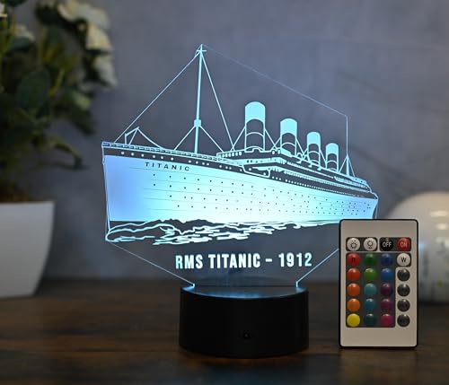 Optechvisual LED Lampe Titanic Schiff – Nachtlicht mit Fernbedienung & Farbwechsel – Geschenk für Seefahrt-Fans & Nostalgiker – Schiff Deko Licht für Wohnzimmer, Büro oder Schlafzimmer von Optechvisual