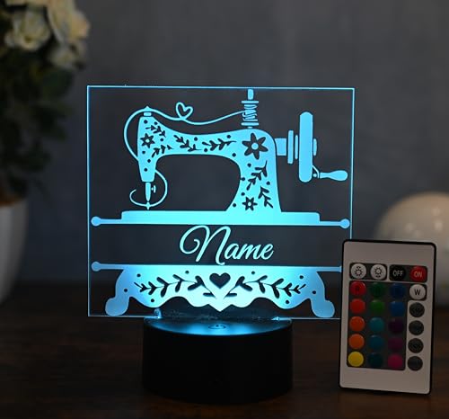 Optechvisual Personalisierte Nähmaschine LED Lampe – Geschenk für Näherinnen & Nähfans – Nachtlicht mit Name – LED Tischlampe für Nähbegeisterte – Kreative Deko für Zuhause von Optechvisual