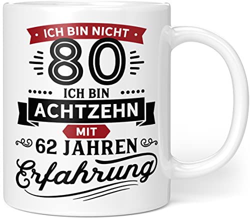 Geschenktasse zum 80. Geburtstag - Ich bin nicht 80, Ich bin 18 mit 62 Jahren Erfahrung | Tasse mit lustigem Spruch als Geschenkidee Keramik 330ml von Orange9