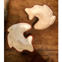 Luxemburger Steinzeugfisch Set, Wenn Zwei Backwaren Von Schüssel Servieren Luxemburger Steinzeugfisch Set, Wenn Zwei Backwaren Von Schüssel Servieren von OregonKnowHow