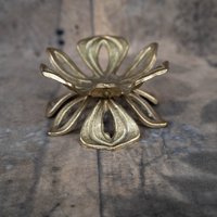 Pillar Kerzenhalter Kristallkugel Stand Display Messing Verzieren Goldblumen Altardekor Spirituelles Witchy Geburtstagsgeschenk von Organiccloth