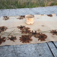 Rustikale Leinen-Teematte - Handgefärbter Teeläufer Erdiges Tischset Handgemachtes Florales Altartuch von Organiccloth