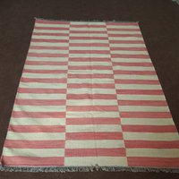 Rosa Und Weißer Teppich, Gestreifter Großer Kelimteppich, Bereich Rosa Off White Dhurrie Flacher Webteppich. Teppich Nach Maß von OrientalsArt