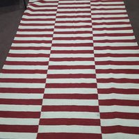 Rot-Weißer Teppich, Gestreifter Dhurrie-Teppich, Kelim-Teppich, Großflächiger Flachgewebe-Teppich, Roter Und Cremefarbener Teppich Auf Bestellung von OrientalsArt