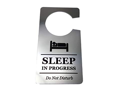 OriginDesigned Schild "Sleep in Progress Do Not Disturb" – Türaufhänger, Türwarnhinweis, für Nachtschichten oder unregelmäßige Arbeitsmuster. Halten Sie andere draußen. Weltweit versandter Artikel. von OriginDesigned