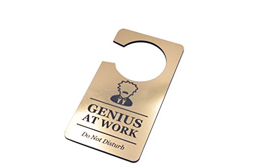 Türschild mit Aufschrift "Genius At Work, Do Not Disturb", goldfarben von OriginDesigned