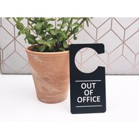 Out Of Office, Türaufhänger Schild - Hängen Sie An Ihrer Bürotür, Um Andere Wissen Zu Lassen, Dass Nicht in Sind von NorthByNorthEastSign