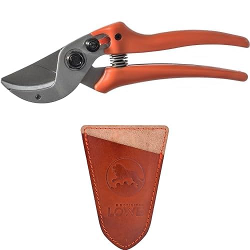 Original LÖWE Set bestehend aus Amboss Gartenschere 15.107 mit Bypass Geometrie für hartes Holz wie Linde, Fichte, Lärche oder Eiche & Klingenschutz 9807 zum Schutz vor Verletzungen und Beschädigungen Original LÖWE Set bestehend aus Amboss Gartenschere 15.107 mit Bypass Geometrie für hartes Holz wie Linde, Fichte, Lärche oder Eiche & Klingenschutz 9807 zum Schutz vor Verletzungen und Beschädigungen von Original LÖWE