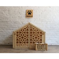 Hundemöbel Set Beinhaltet Hundehaus, Personalisiertes Hunde Namensschild, Doppelte Hundeschalen, Erhabene Modernes Haustierschild, Hundekiste von OriginalDogFurniture