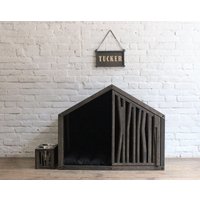 Hundemöbel Set Beinhaltet Modernes Hundehaus, Hunde Namensschild, Erhabener Hundeschalenständer, Holz Hundehaus Mit Tür, Erhöhte Hundeschale von OriginalDogFurniture