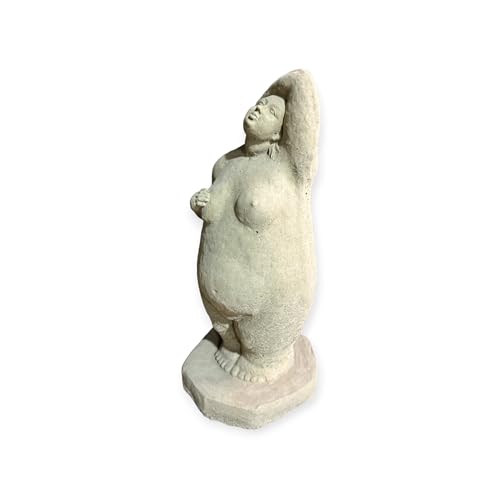 OriginalPaul Steinfigur „Dicke Dame Hand über Kopf“ Sandfarbend - Handarbeit aus frostsicherem Steinguss (Höhe 34cm / Breite 14cm / Tiefe 11cm) von OriginalPaul Skulp & Betondesign