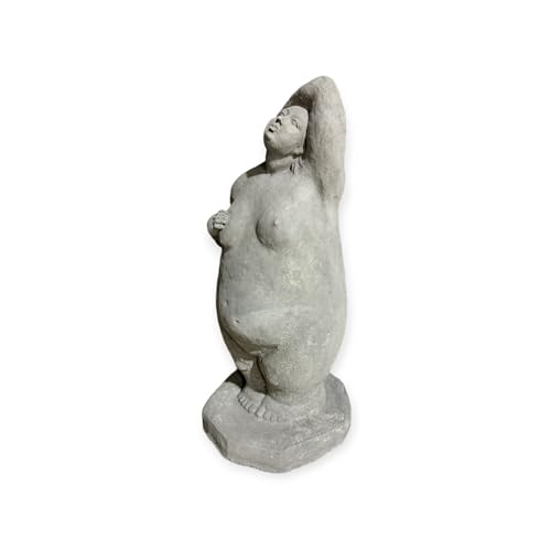 OriginalPaul Steinfigur „Dicke Dame Hand über Kopf“ - Handarbeit aus frostsicherem Steinguss (Höhe 34cm / Breite 14cm / Tiefe 11cm) von OriginalPaul Skulp & Betondesign