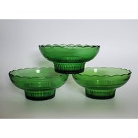 Smaragd Grüne Glas Schalen Von E.o. Brody Cleveland Usa Vintage Geschirr Set Mit 3 Gewellten Rand Candy Dish von OriginalVintageGypsy