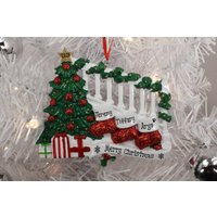 Dreiköpfige Familie Strümpfe Auf Treppengeländer Personalisierte Weihnachtsverzierung Dreiköpfige Familie Strümpfe Auf Treppengeländer Personalisierte Weihnachtsverzierung von OrnamentExpressCo