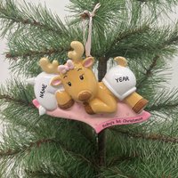 Baby Mädchen Ornament Rentier Personalisiert Weihnachtsschmuck Perfektes Geschenk Für Kinder Benutzerdefinierte Weihnachten Familie Ornament von OrnamentHeaven