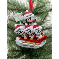 Pinguin Familie Auf Schlitten Ornament Personalisiertes Für Weihnachten Benutzerdefinierte Handgeschriebene Von 2 3 4 5 6 - Weihnachtsschmuck von OrnamentHeaven