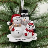 Wir Erwarten Familienverzierung Personalisierte Schwangere Schneemannfamilie Mit 2 3 4 5 Weihnachtsverzierung Handgeschriebene Verzierung Baby von OrnamentHeaven