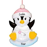Benutzerdefinierte Baby Pinguin Mädchen Weihnachtsverzierung - Girl Babypartydekor Neues Baby-Mädchen-Geschenk Baby's 1st Weihnachten Benutzerdefinierte Baby Pinguin Mädchen Weihnachtsverzierung - Girl Babypartydekor Neues Baby-Mädchen-Geschenk Baby's 1st Weihnachten von Ornaments247