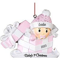 Personalisierte Babys Erste Weihnachtsverzierung - 1. Weihnachtsgeschenk Baby Mädchen in Rosa Geschenkbox Neue Ornament 2025 von Ornaments247