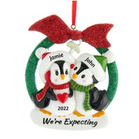 Pinguin Paar Baby Auf Dem Weg - Wir Erwarten Hand Personalisierte Weihnachtsverzierung von Ornaments247