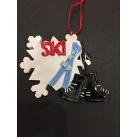 Skifahren - Ski Und Schneeflocke Ornament Hand Personalisierte Weihnachtsverzierung von Ornaments247