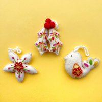 Bestickter Ornament-Set Aus Wolle - Taube, Stechpalme, Blume Fair Trade, Handgemacht in Peru von Ornaments4Orphans