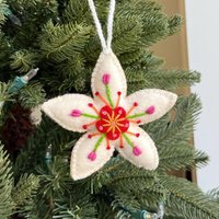 Blumenornament, Fair Trade Bestickte Wolle Weihnachtsdekoration Handgefertigt in Peru Blumenornament, Fair Trade Bestickte Wolle Weihnachtsdekoration Handgefertigt in Peru von Ornaments4Orphans