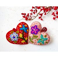 Handgesticktes Herz Ornament Buntes Blumen-Weihnachtsdekor von Ornaments4Orphans