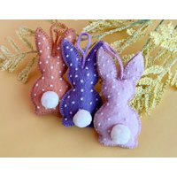 Osterhase Ornament, Gestickte Weiße Punkte, Fair Trade Pastell Frühling Dekor in Peru Osterhase Ornament, Gestickte Weiße Punkte, Fair Trade Pastell Frühling Dekor in Peru von Ornaments4Orphans