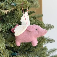 Fliegendes Schwein Ornament - Filzwolle Fair Trade Handarbeit Nepal Fliegendes Schwein Ornament - Filzwolle Fair Trade Handarbeit Nepal von Ornaments4Orphans
