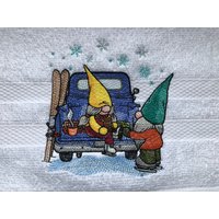 Gesticktes Handtuch Winterzwerg Mit Blauer Lkw-Weihnachtsdeko von OrnersCreations