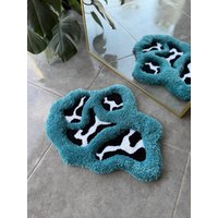 3D Blauer Abstrakter Kuh Druck Handgemachter Tufted Teppich - Flauschige Schwarz & Weiss Faser Kunst Funky Tier Dekor 3D Blauer Abstrakter Kuh Druck Handgemachter Tufted Teppich - Flauschige Schwarz & Weiss Faser Kunst Funky Tier Dekor von OrnnWorks