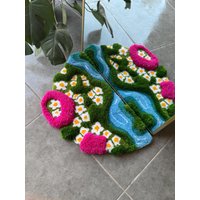 3D Gänseblümchen Im Gras Handgemachter Tufted Teppich - Rosa & Grüner Blumen Wiesenteppich Natur Inspiriertes Flauschiges Dekor von OrnnWorks
