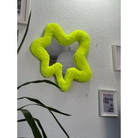 Abstrakter Gelber Neon Getufteter Spiegel - Handgemachtes, Flauschiges Wanddekor Funky Fibre Art Mit Spiegelmitte von OrnnWorks