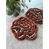 Handgemachter Teppich Mit Kuh-3D-Druck in Braun Und Beige von OrnnWorks