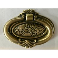 Antikes Messing/Bronze Medaillon Dekorativer Möbelzug Ring Kommode Schublade Griff Vintage Tropfen Oval Bale Antikes Messing/Bronze Medaillon Dekorativer Möbelzug Ring Kommode Schublade Griff Vintage Tropfen Oval Bale von OrphanAccents