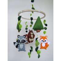 Wald Baby Krippen Mobile Für Kinderzimmer Deko. Baby Shower Geschenk. Filztiere Kinderbett Mit Bär, Fuchs, Igel, Waschbär von OsaDecor